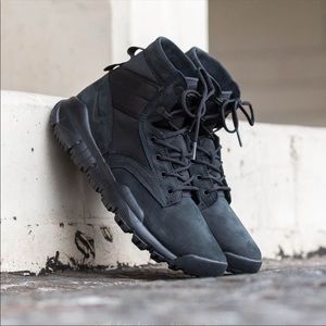 LIKE NEW NIKE | WOMEN’S SUEDE FIELD BOOTS BLACK
